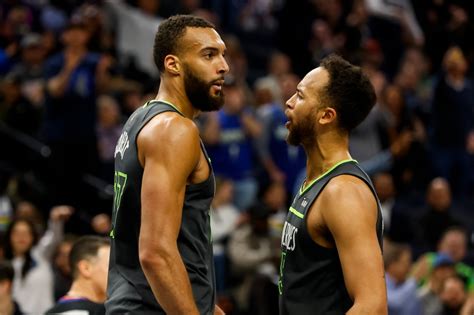 Rudy Gobert punches teammate Kyle Anderson during a timeout,。